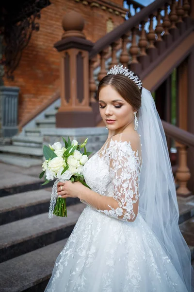 Noiva Vestido Branco Com Buquê Suas Mãos Uma Coroa Sua — Fotografia de Stock