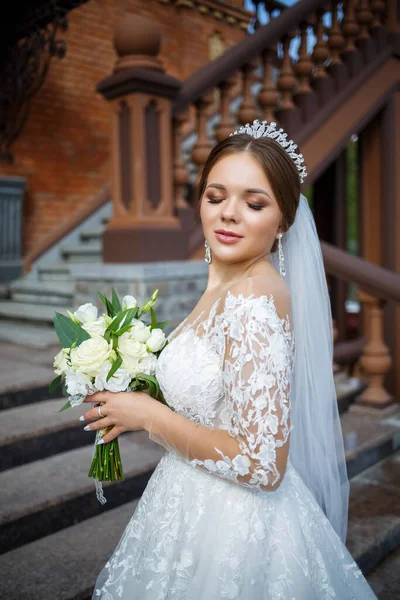 Noiva Vestido Branco Com Buquê Suas Mãos Uma Coroa Sua — Fotografia de Stock