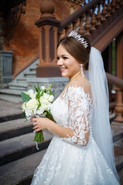 Braut Einem Weißen Kleid Mit Einem Strauß Den Händen Und — Stockfoto