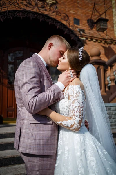 Novia Vestido Novia Blanco Novio Traje Fondo Edificio Ladrillo Con — Foto de Stock