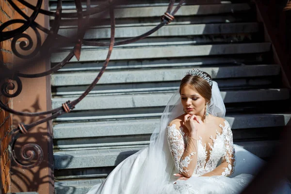 Bela Noiva Vestido Noiva Branco Senta Nos Passos Sorri Lindamente — Fotografia de Stock