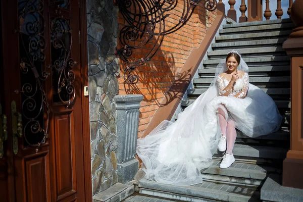 Noiva Vestido Casamento Branco Tênis Brancos Senta Nos Passos Grande — Fotografia de Stock