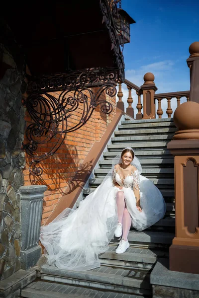 Bruden Vit Bröllopsklänning Och Vita Sneakers Sitter Trappan Till Stor — Stockfoto