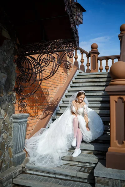 Noiva Vestido Casamento Branco Tênis Brancos Senta Nos Passos Grande — Fotografia de Stock