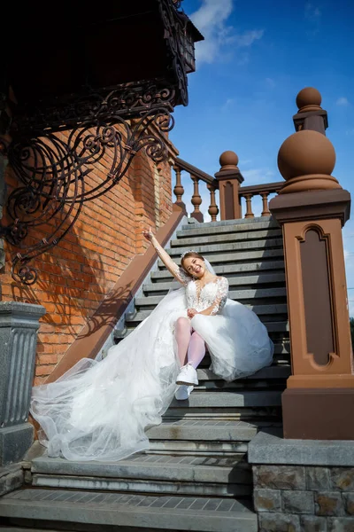Bruden Vit Bröllopsklänning Och Vita Sneakers Sitter Trappan Till Stor — Stockfoto