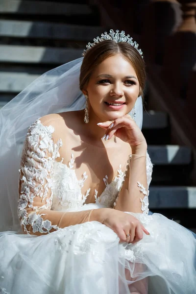 Bela Noiva Vestido Noiva Branco Senta Nos Passos Sorri Lindamente — Fotografia de Stock