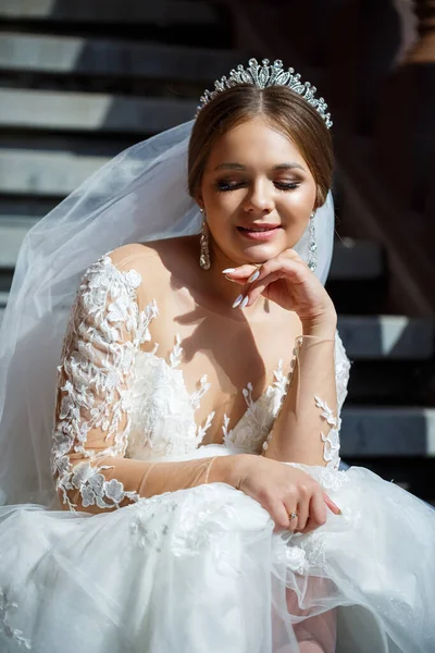 Schöne Braut Weißen Brautkleid Sitzt Auf Den Stufen Und Lächelt — Stockfoto