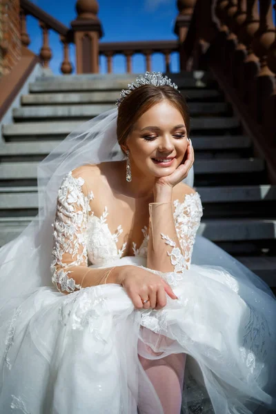 Bela Noiva Vestido Noiva Branco Senta Nos Passos Sorri Lindamente — Fotografia de Stock