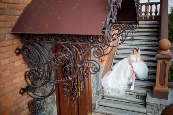 Noiva Vestido Casamento Branco Tênis Brancos Senta Nos Passos Grande — Fotografia de Stock