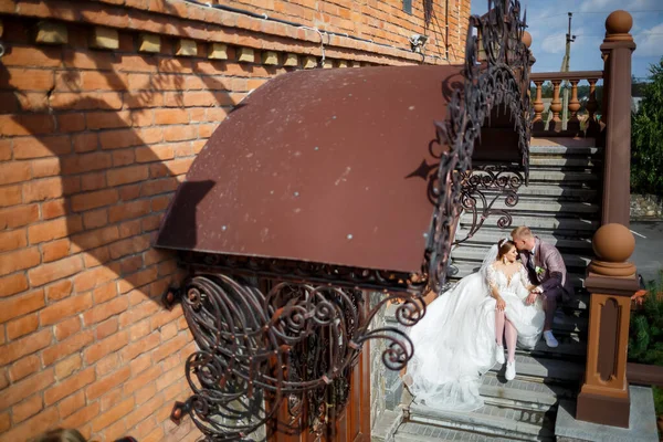 Noiva Vestido Branco Noivo Trajes Abraço Nos Passos — Fotografia de Stock