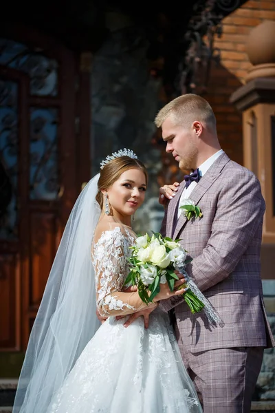 Die Braut Weißen Brautkleid Und Der Bräutigam Anzug Vor Dem — Stockfoto