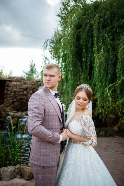 Brud Vit Klänning Och Brudgum Kostym Krama Och Parken — Stockfoto