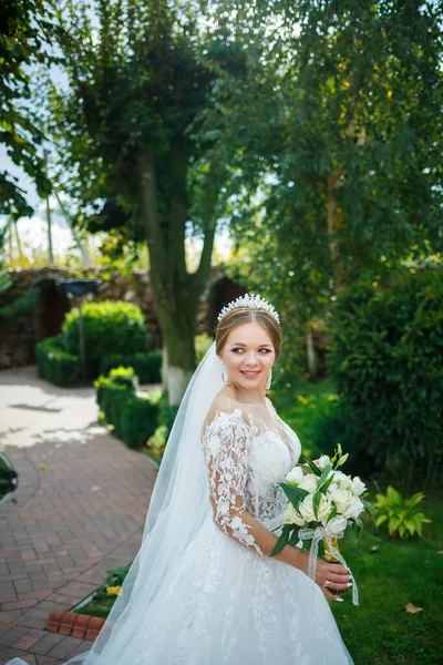 Noiva Vestido Branco Com Buquê Suas Mãos Uma Coroa Sua — Fotografia de Stock