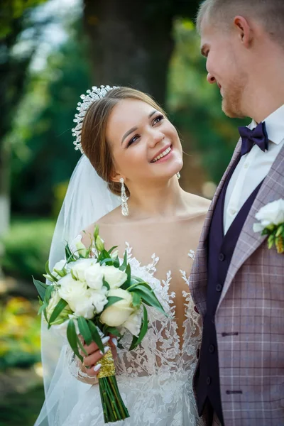 Novia Vestido Blanco Novio Traje Abrazo Caminar Parque —  Fotos de Stock