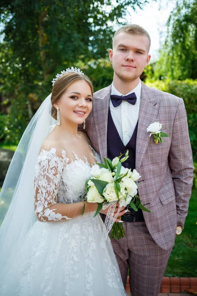 Novia Vestido Blanco Novio Traje Abrazo Caminar Parque — Foto de Stock