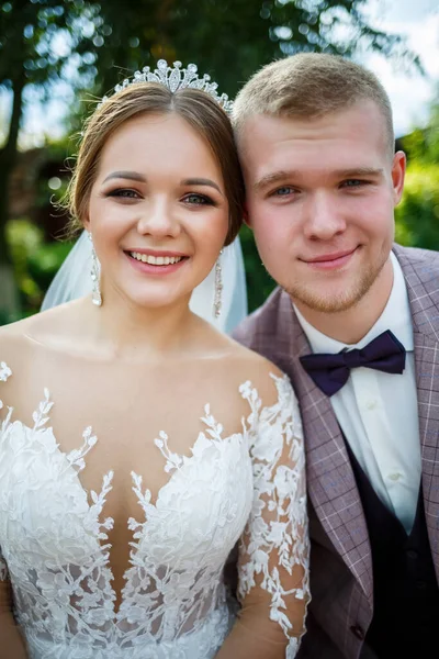 Bruid Witte Jurk Bruidegom Kostuum Knuffelen Wandelen Het Park — Stockfoto