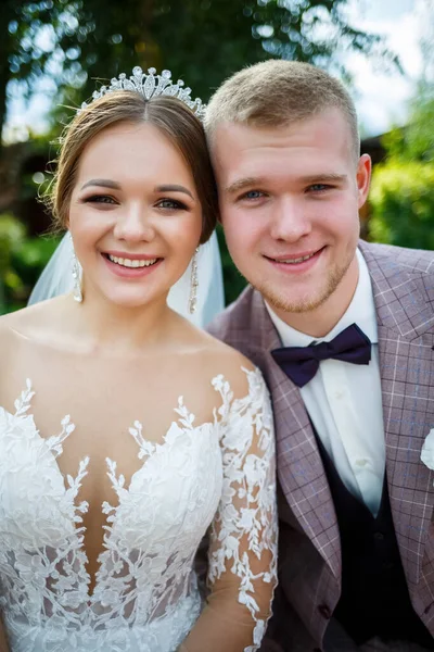 Braut Weißen Kleid Und Bräutigam Kostüm Kuscheln Und Spazieren Park — Stockfoto