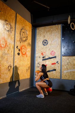 Kız spor salonunda egzersiz yapıyor..