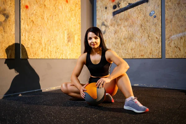 Flicka Svart Kostym Gymmet Med Sportboll — Stockfoto