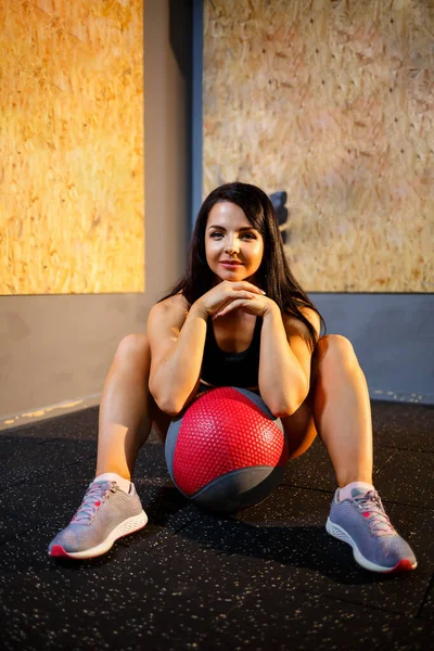 Chica Traje Negro Gimnasio Con Una Pelota Deportiva — Foto de Stock