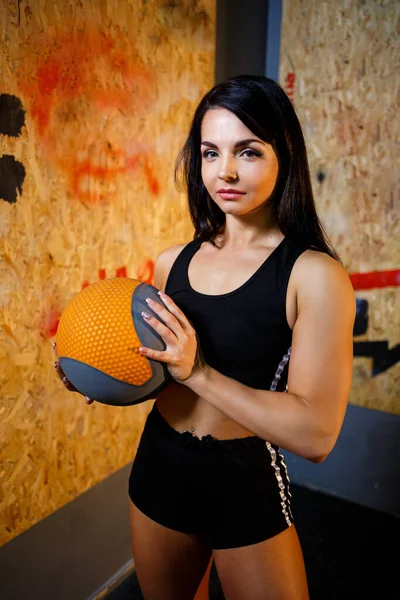 Menina Terno Preto Ginásio Com Uma Bola Esportes — Fotografia de Stock