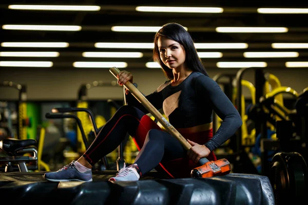 Chica Gimnasio Con Martillo Sus Manos Sienta Cerca Una Rueda — Foto de Stock