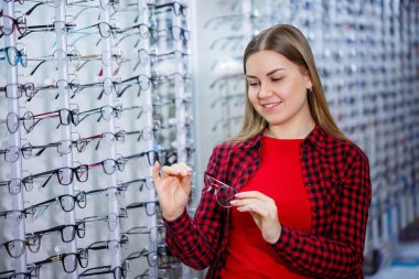 Gömlekli kız dışarı çıkar ve gözlüklerini ölçer.