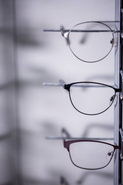 Geniş ekranda görme yetisini geliştirmek için gözlük