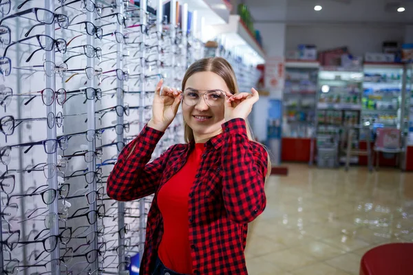 Flickan Skjortan Tar Fram Och Mäter Sig Själv Glasögon — Stockfoto