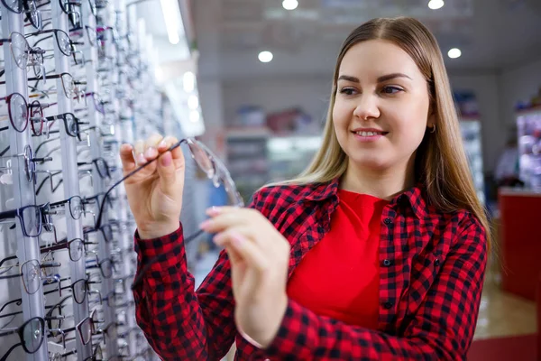 Synskadad Flicka Väljer Glasögon Hon Bär Skjorta Och Ett Vackert — Stockfoto