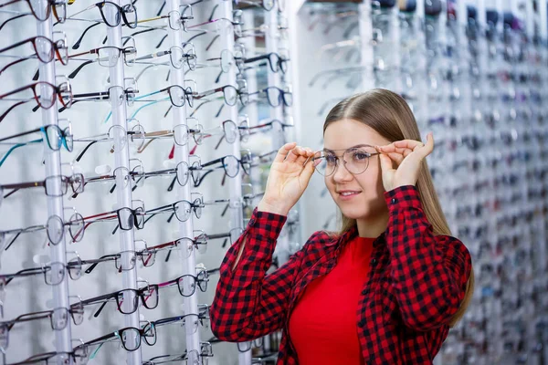Gömlekli Kız Dışarı Çıkar Gözlüklerini Ölçer — Stok fotoğraf