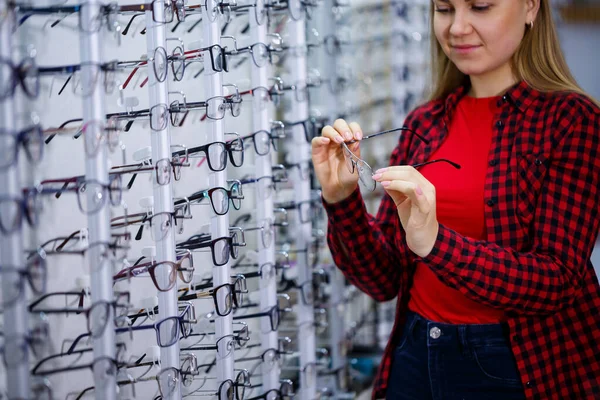 Flickan Skjortan Tar Fram Och Mäter Sig Själv Glasögon — Stockfoto