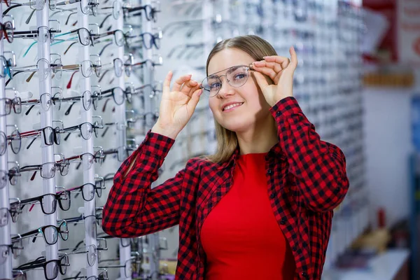 Das Mädchen Hemd Nimmt Die Brille Heraus Und Misst Sich — Stockfoto