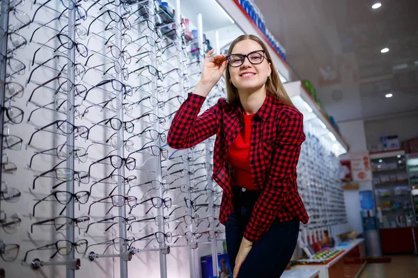 Ein Sehbehindertes Mädchen Wählt Eine Brille Sie Trägt Ein Hemd — Stockfoto