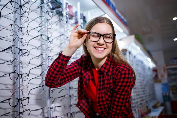 Flickan Skjortan Tar Fram Och Mäter Sig Själv Glasögon — Stockfoto