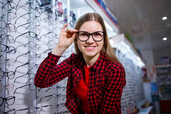 Ένα Κορίτσι Προβλήματα Όρασης Επιλέγει Γυαλιά Φοράει Ένα Πουκάμισο Και — Φωτογραφία Αρχείου