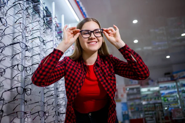 Flickan Skjortan Tar Fram Och Mäter Sig Själv Glasögon — Stockfoto