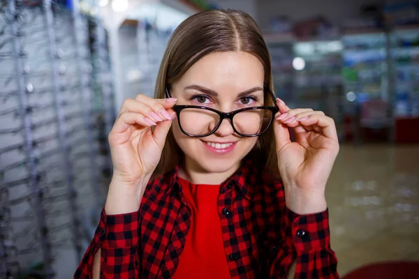 Flickan Skjortan Tar Fram Och Mäter Sig Själv Glasögon — Stockfoto