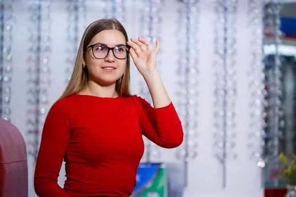 Vacker Flicka Ett Oftalmologiskt Centrum Plockar Upp Glasögon För Synkorrigering — Stockfoto