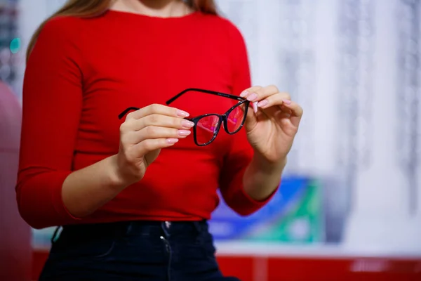 Vacker Flicka Ett Oftalmologiskt Centrum Plockar Upp Glasögon För Synkorrigering — Stockfoto