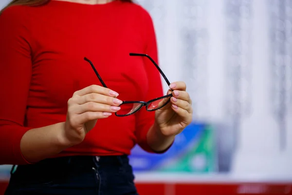Menina Bonita Centro Oftalmologia Pega Óculos Para Correção Visão — Fotografia de Stock