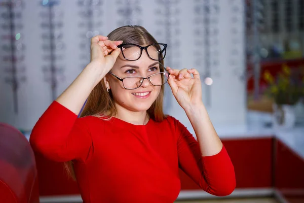 Vacker Flicka Ett Oftalmologiskt Centrum Plockar Upp Glasögon För Synkorrigering — Stockfoto