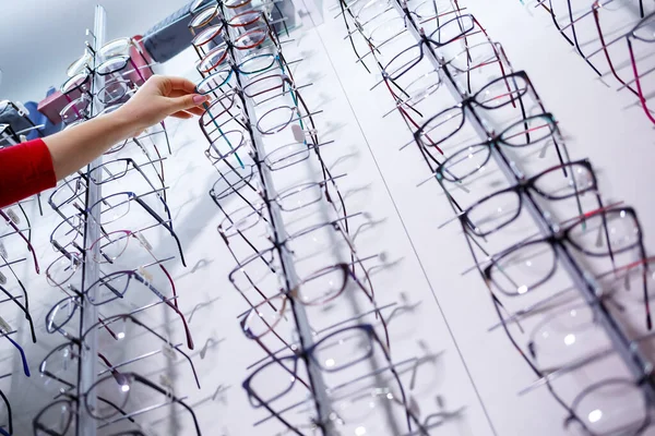 Glasrader Optiker Glasögonaffären Stå Med Glasögon Optikförrådet Kvinnans Hand Visar — Stockfoto