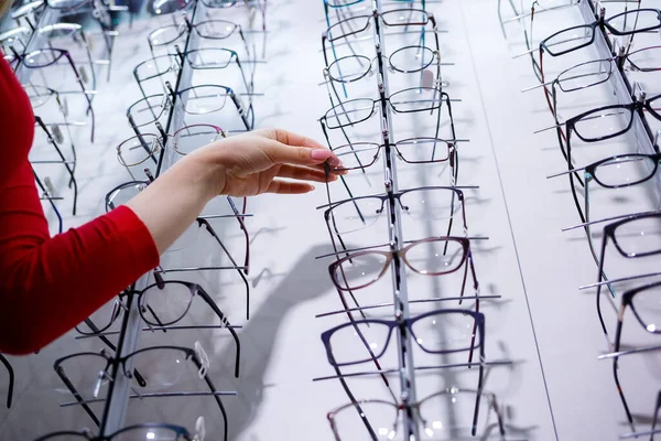 Gözlükçülerde Sıra Sıra Gözlük Gözlük Dükkanı Optik Mağazasında Gözlüklü Dur — Stok fotoğraf