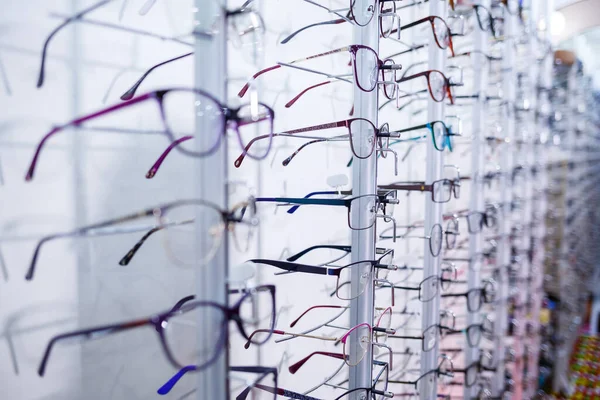 Brille Zur Verbesserung Des Sehvermögens Auf Großem Bildschirm — Stockfoto
