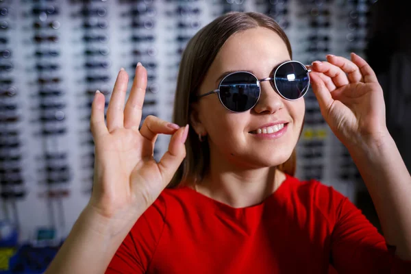 Hermosa Joven Elige Gafas Sol Una Tienda Óptica —  Fotos de Stock