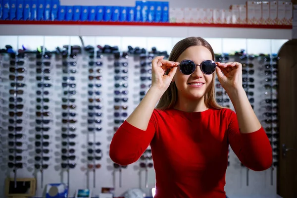 Vacker Ung Flicka Väljer Solglasögon Optik Butik — Stockfoto