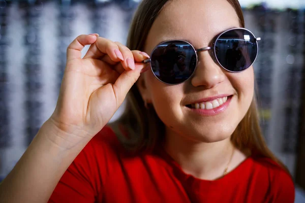 Vacker Ung Flicka Väljer Solglasögon Optik Butik — Stockfoto