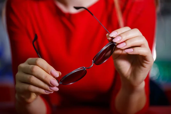 Meisje Pakt Een Zonnebril Een Brillenwinkel Zichtcorrectie Brillenstandaard — Stockfoto