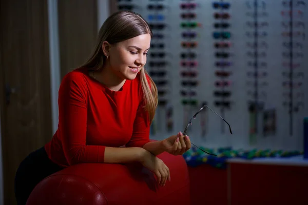 Flickan Hämtar Solglasögon Glasögonaffären Synkorrigering Glasstånd — Stockfoto